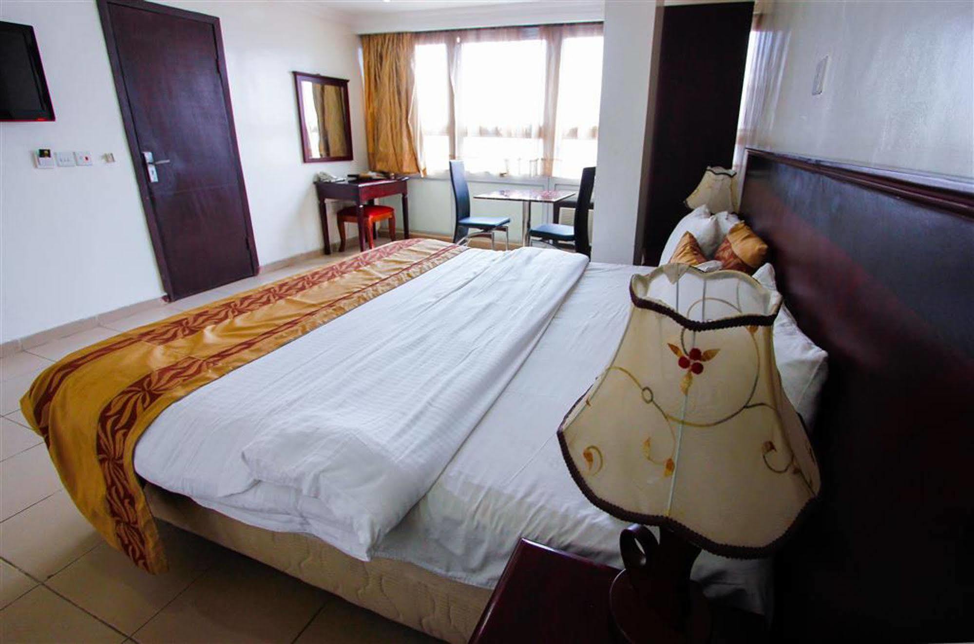 Beni Hotel Lagos Bagian luar foto